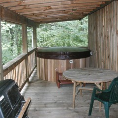 A relaxing Hot and bubbly Tub on the back porch